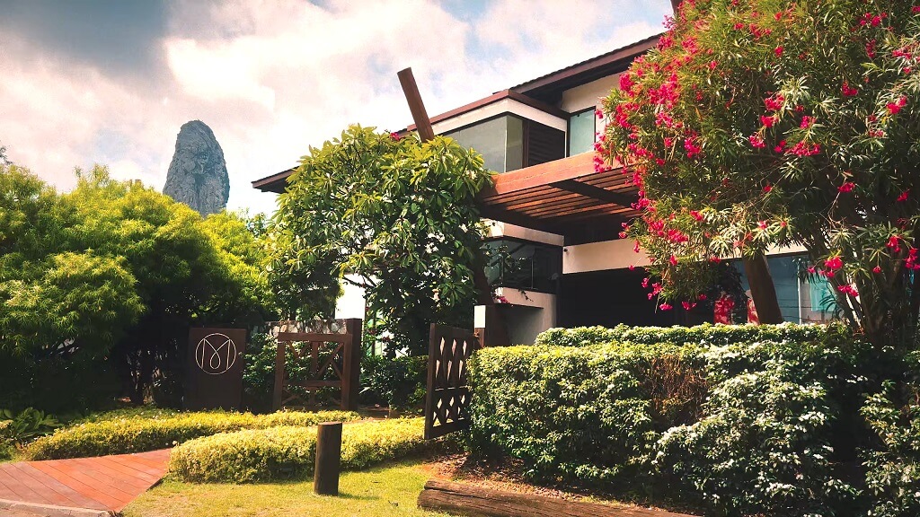 Front view of Pousada Morena blending nature and contemporary architecture